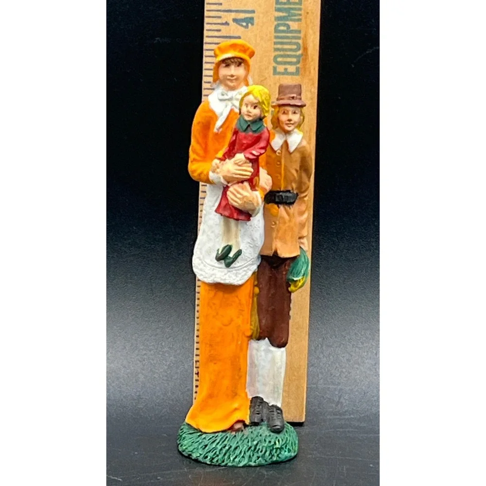 Thanksgiving Decor Set Happy Thanksgiving Block Sign Pilgrim Family Figurine 4